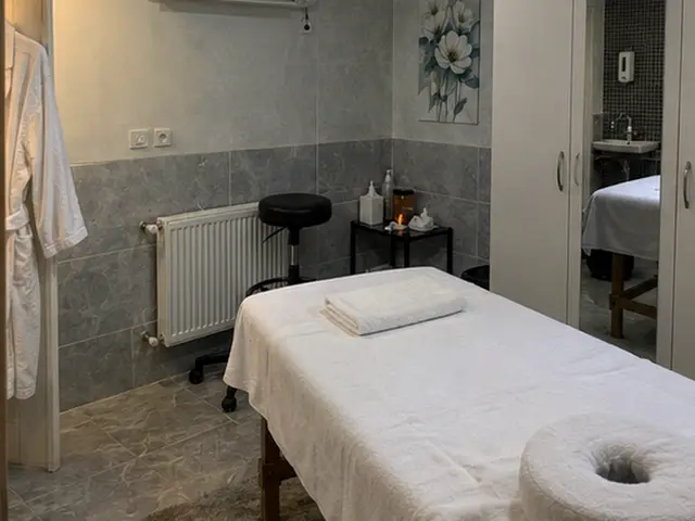 Gri mermer duvarlı, aydınlık masaj odası — Çırağan, Masaj Salonun